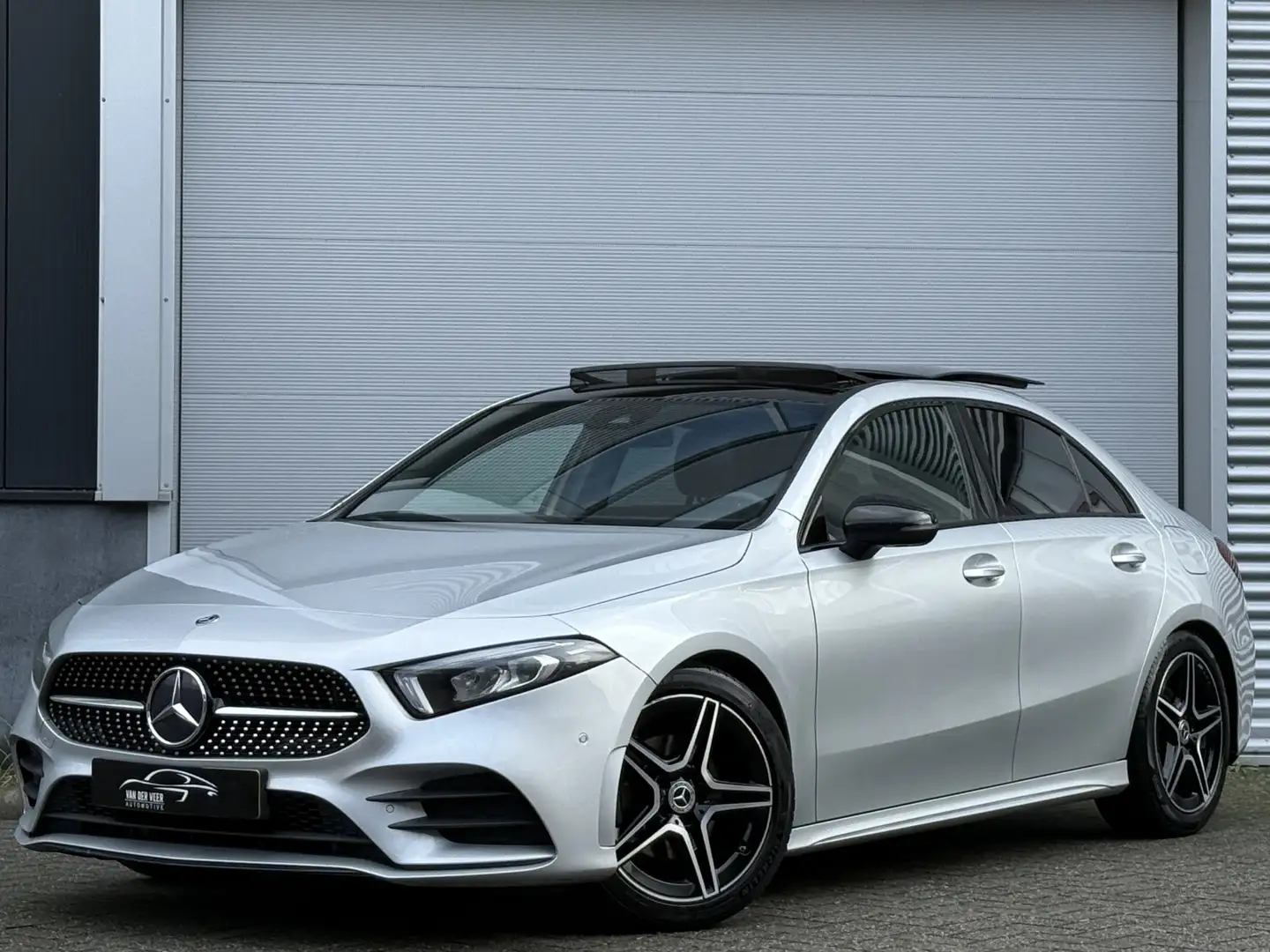 Mercedes-Benz A 200 Launch Edition Premium | AMG Line | Panoramadak | Gris - 1