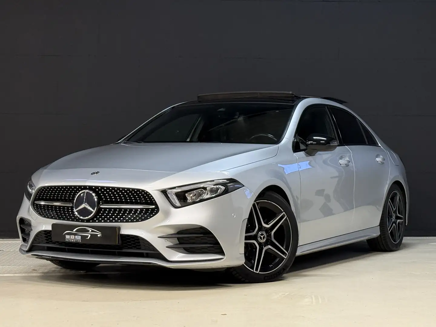 Mercedes-Benz A 200 Launch Edition Premium | AMG Line | Panoramadak | Grey - 1