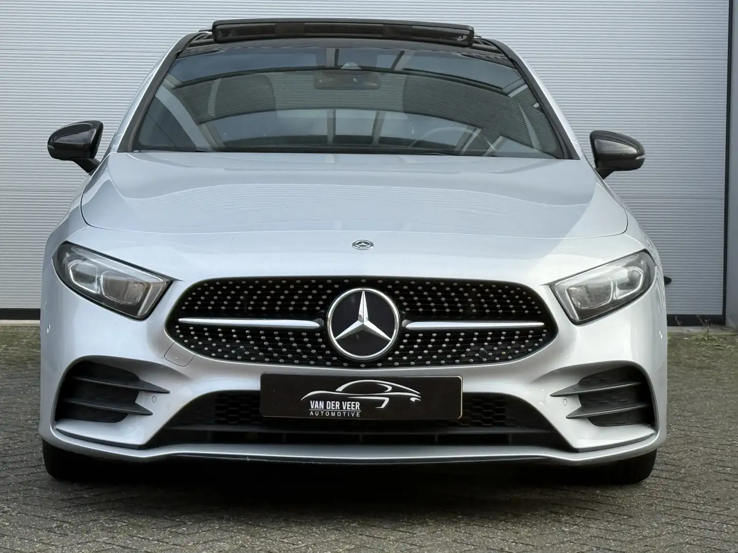 Mercedes-Benz A 200 Launch Edition Premium | AMG Line | Panoramadak | Gris - 2