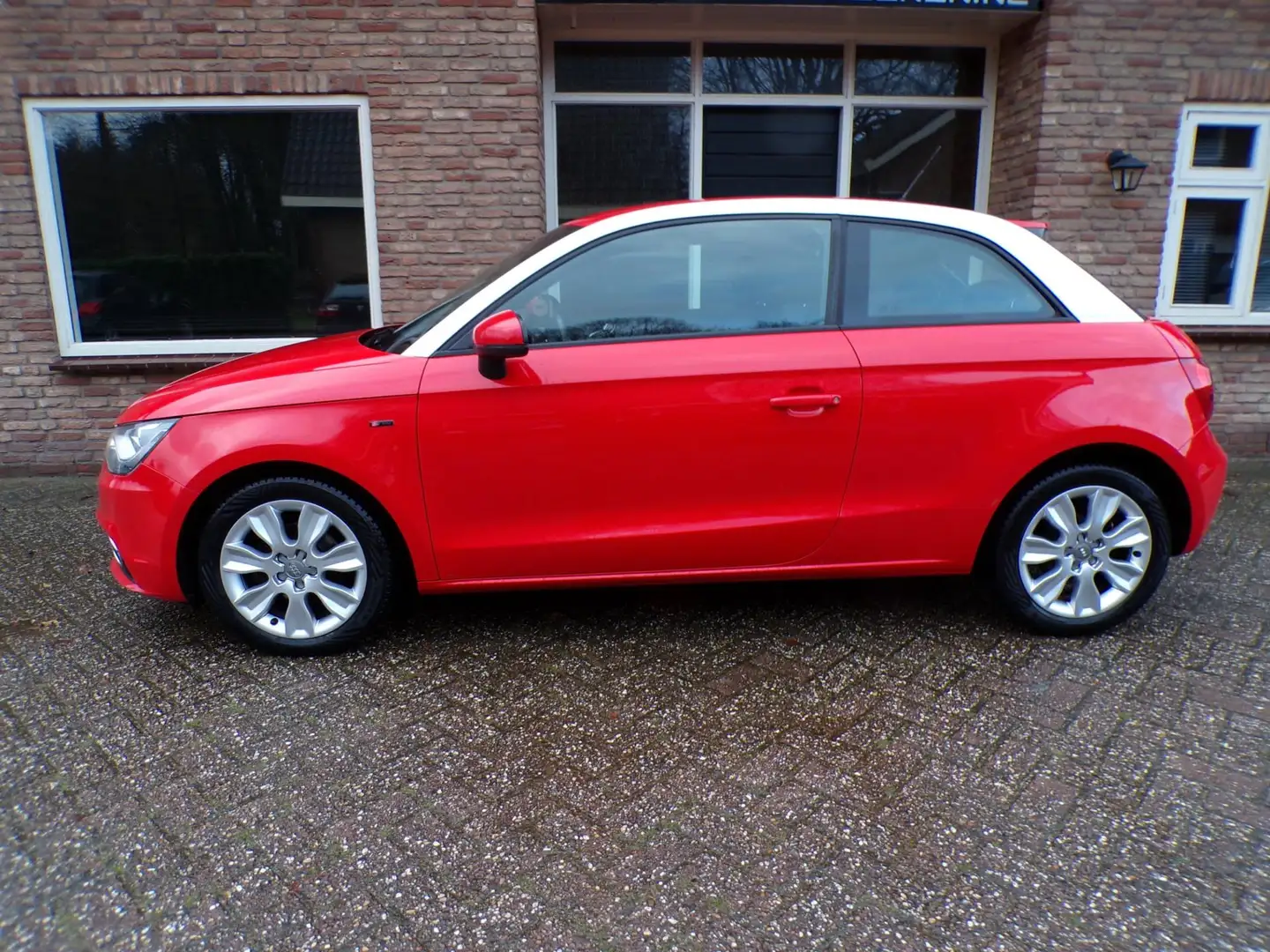 Audi A1 1.2 TFSI Ambition Pro Line Rood - 2