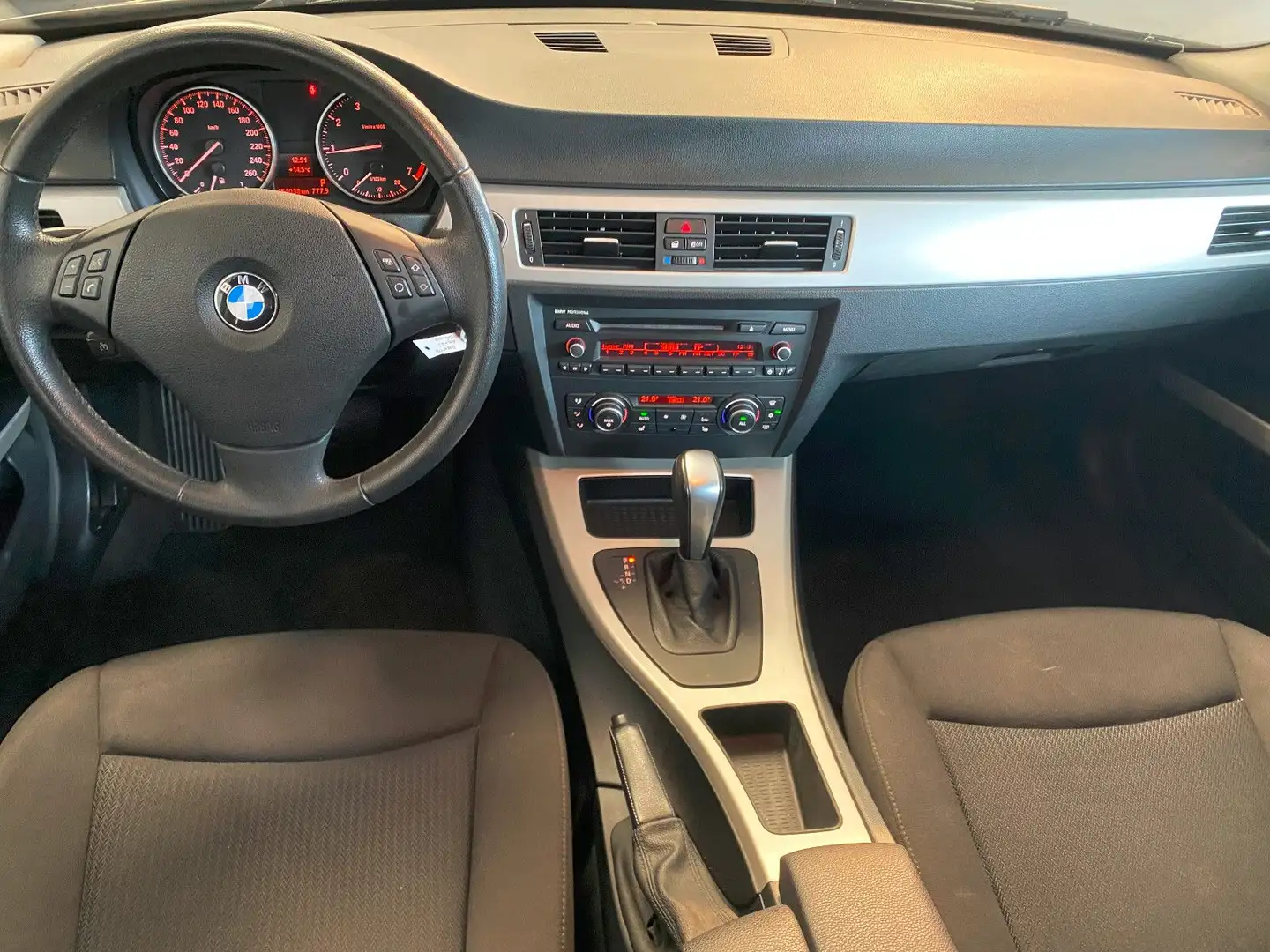 BMW 318 i TOURING*KLIMATRON*PANO-SSD*SITZHEIZ*PDC*TEM Schwarz - 2
