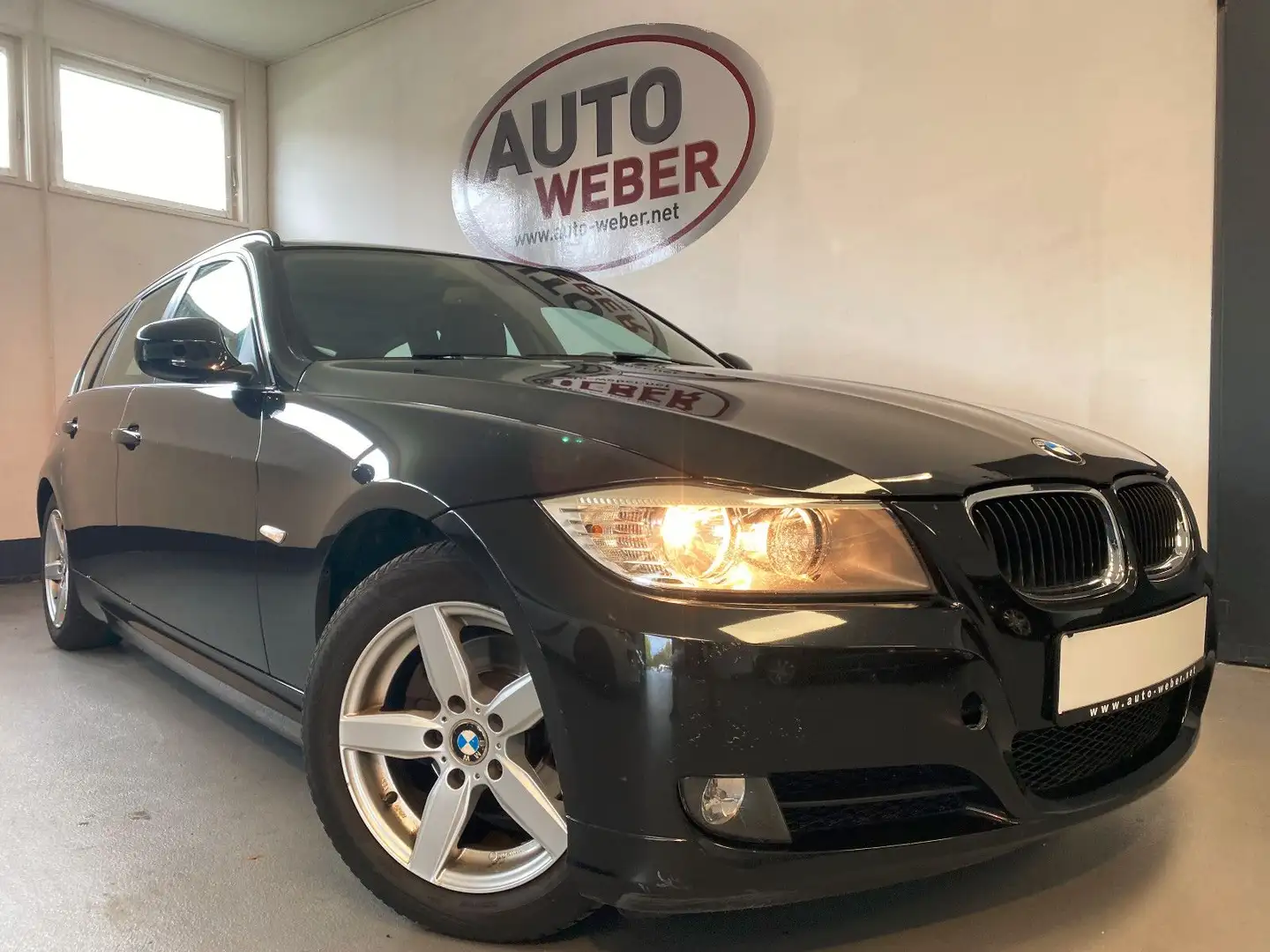 BMW 318 i TOURING*KLIMATRON*PANO-SSD*SITZHEIZ*PDC*TEM Schwarz - 1