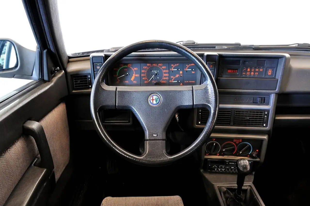 Alfa Romeo 75 2.0i ts, foto 8