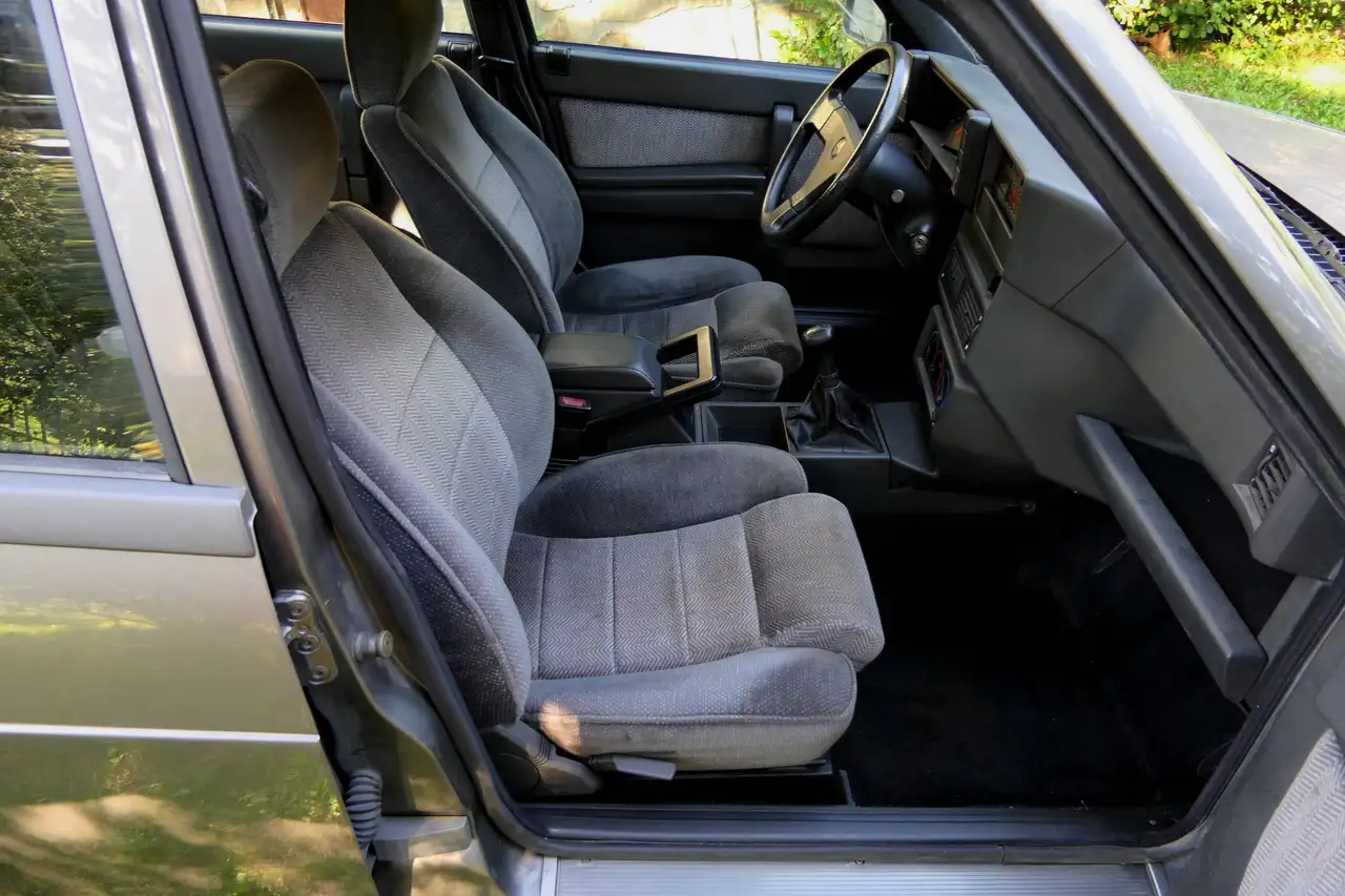 Alfa Romeo 75 2.0i ts, foto 11