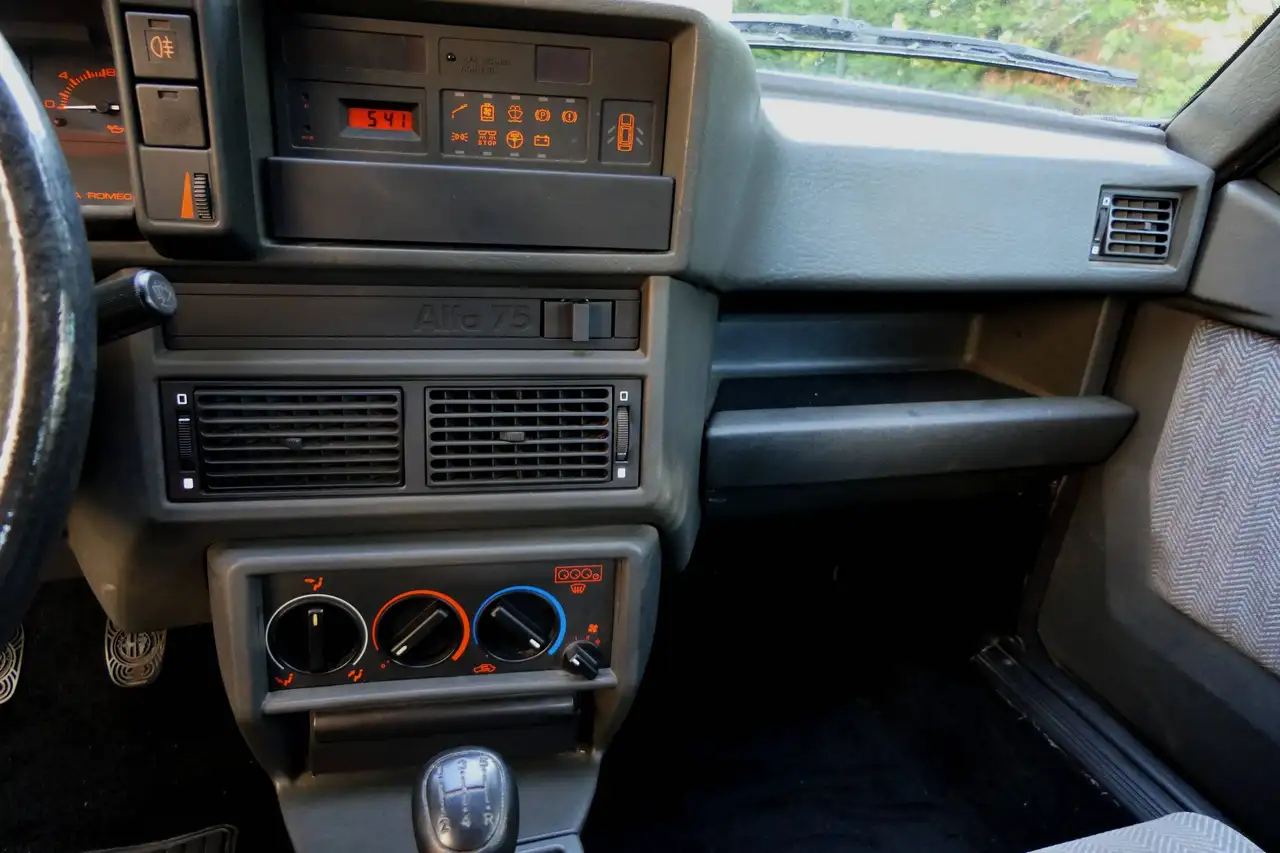 Alfa Romeo 75 2.0i ts, foto 10