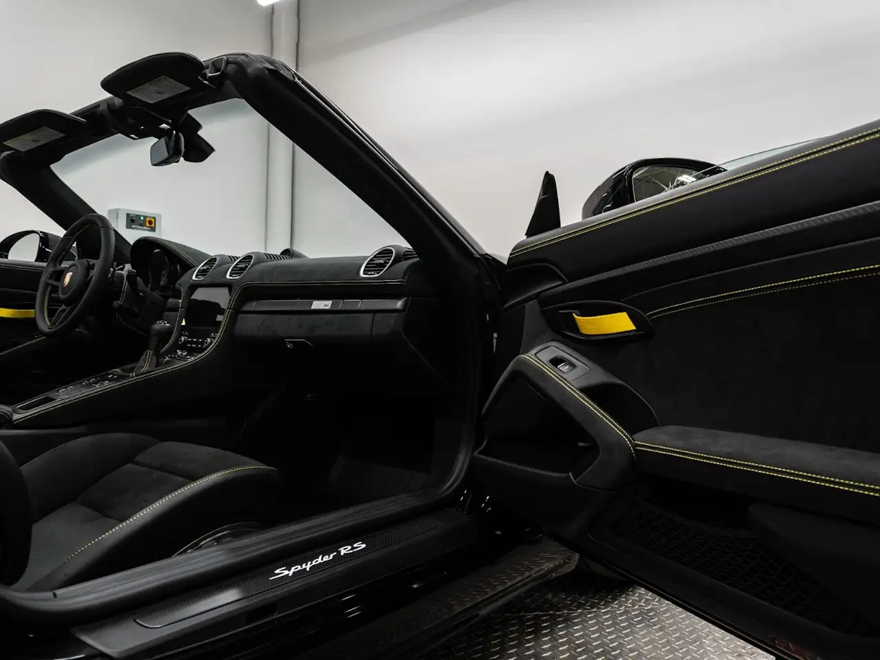 Porsche 718 Spyder снимка Porsche 718 Spyder