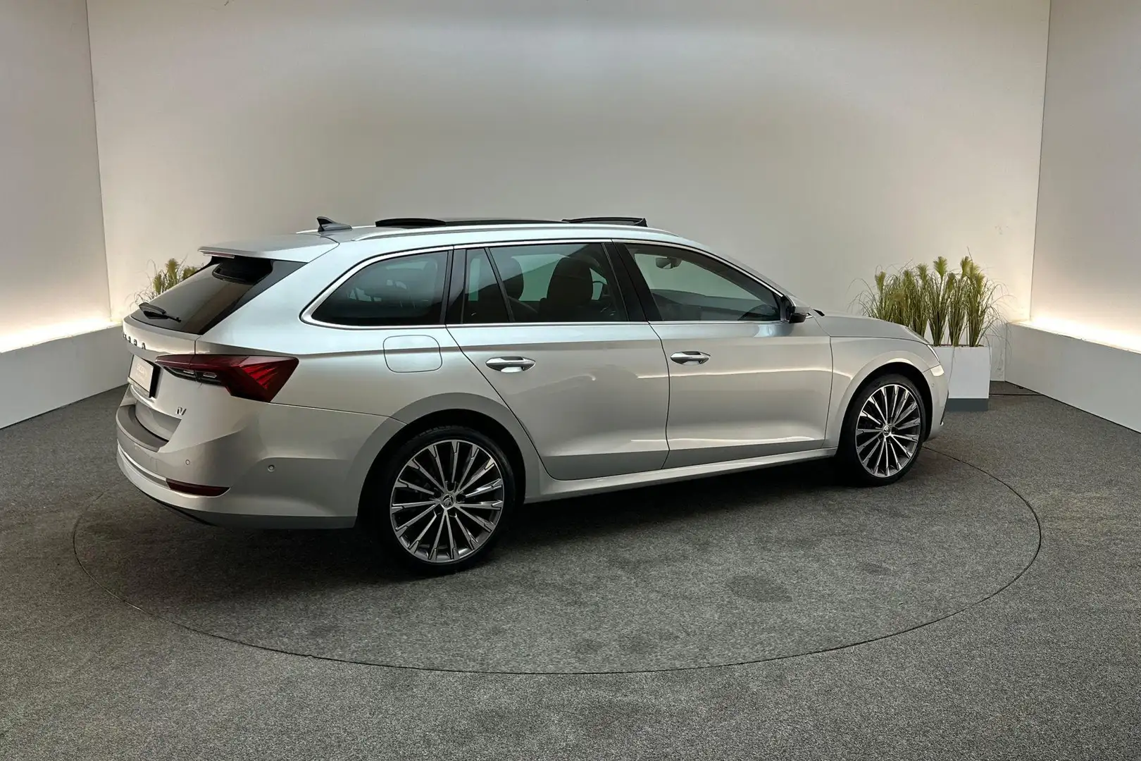 Skoda Octavia Combi 1.4 TSI 204pk DSG iV PHEV Style | Park Assis Argent - 2