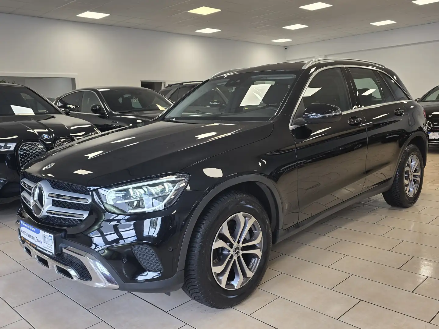 Mercedes-Benz GLC 220 d 4Matic*AHK*LED*Navi*R-Cam*CarPlay*SHZ* Schwarz - 1