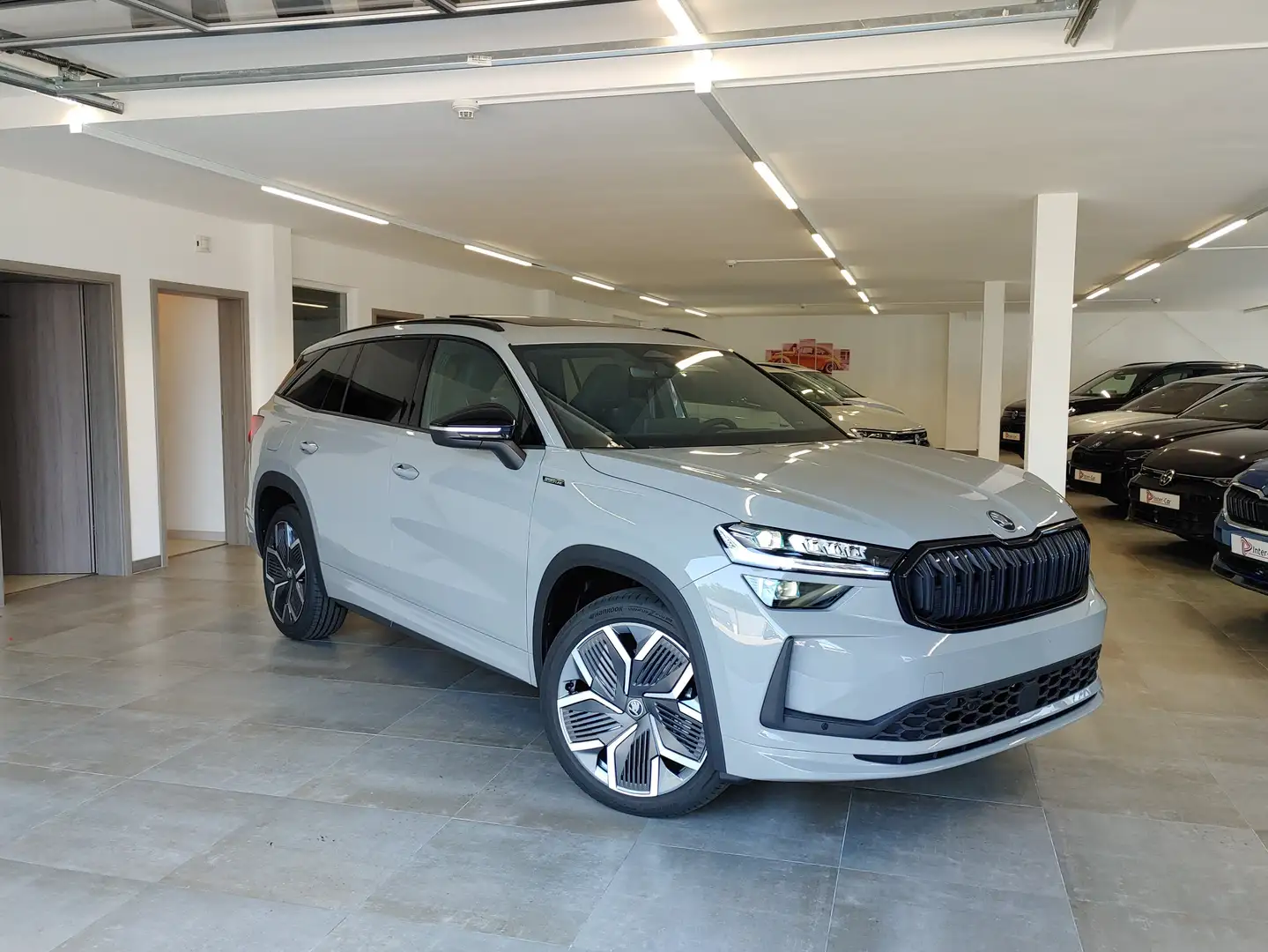 Skoda Kodiaq 1.5 TSI iV Sportline Matrix/AHK/Pano/Canton/Kam Grijs - 2