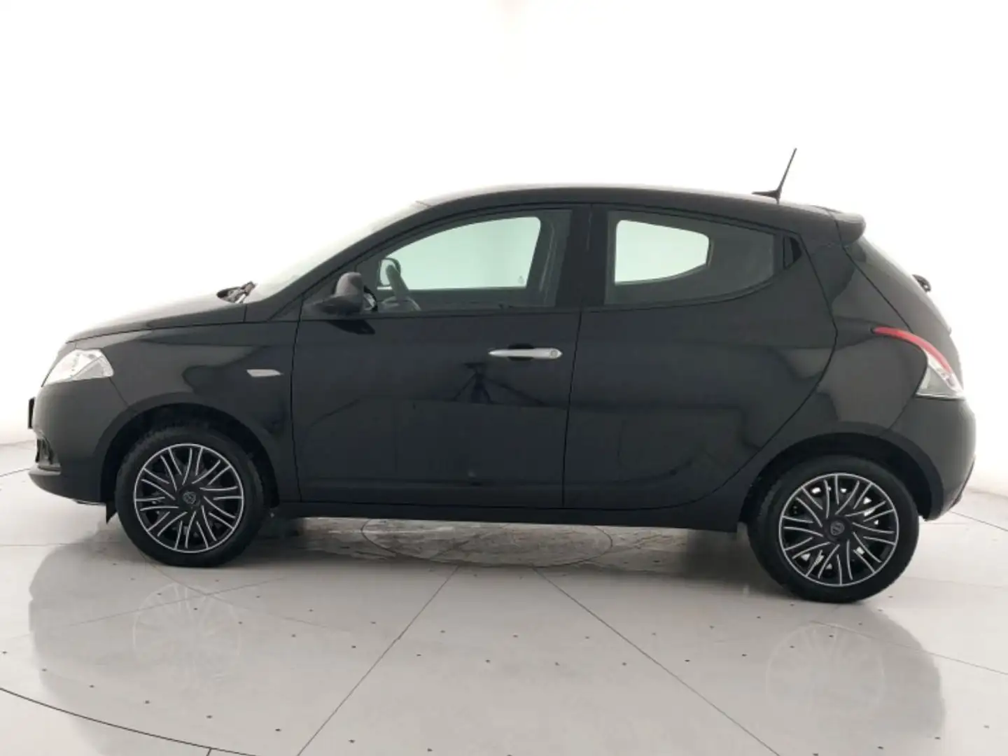 Lancia Ypsilon 1.0 firefly hybrid Silver Plus s&s 70cv Nero - 2