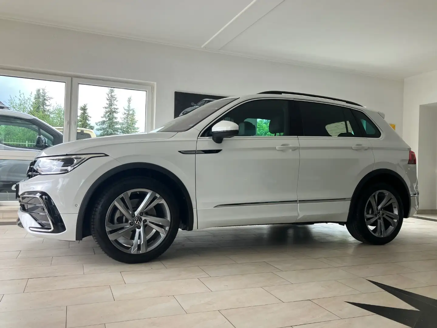 Volkswagen Tiguan 2.0 TSI R-Line 4M DSG Matrix Standhzg. White - 2
