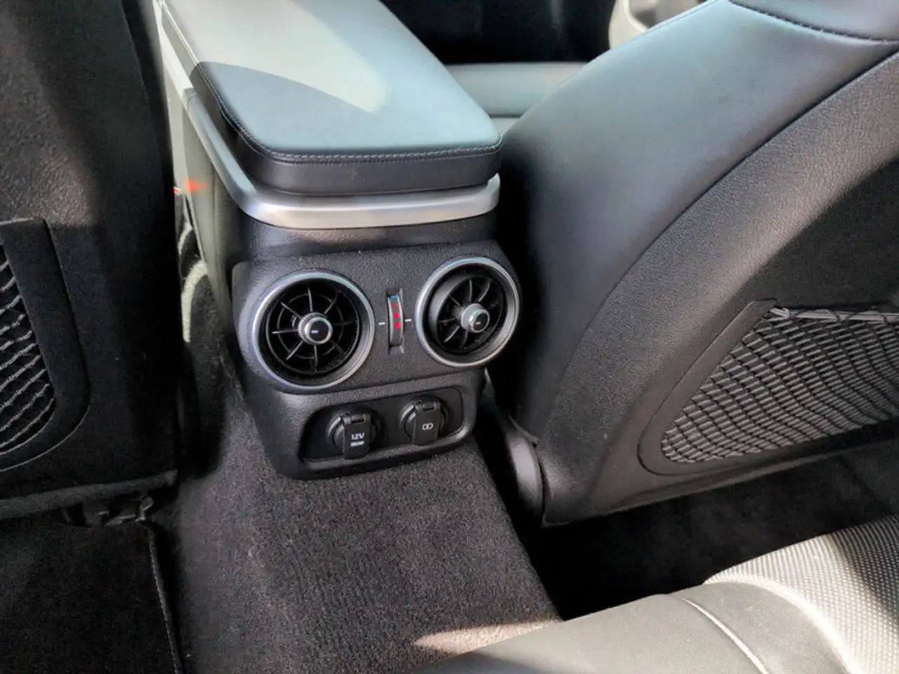 Kia Stinger снимка Kia Stinger