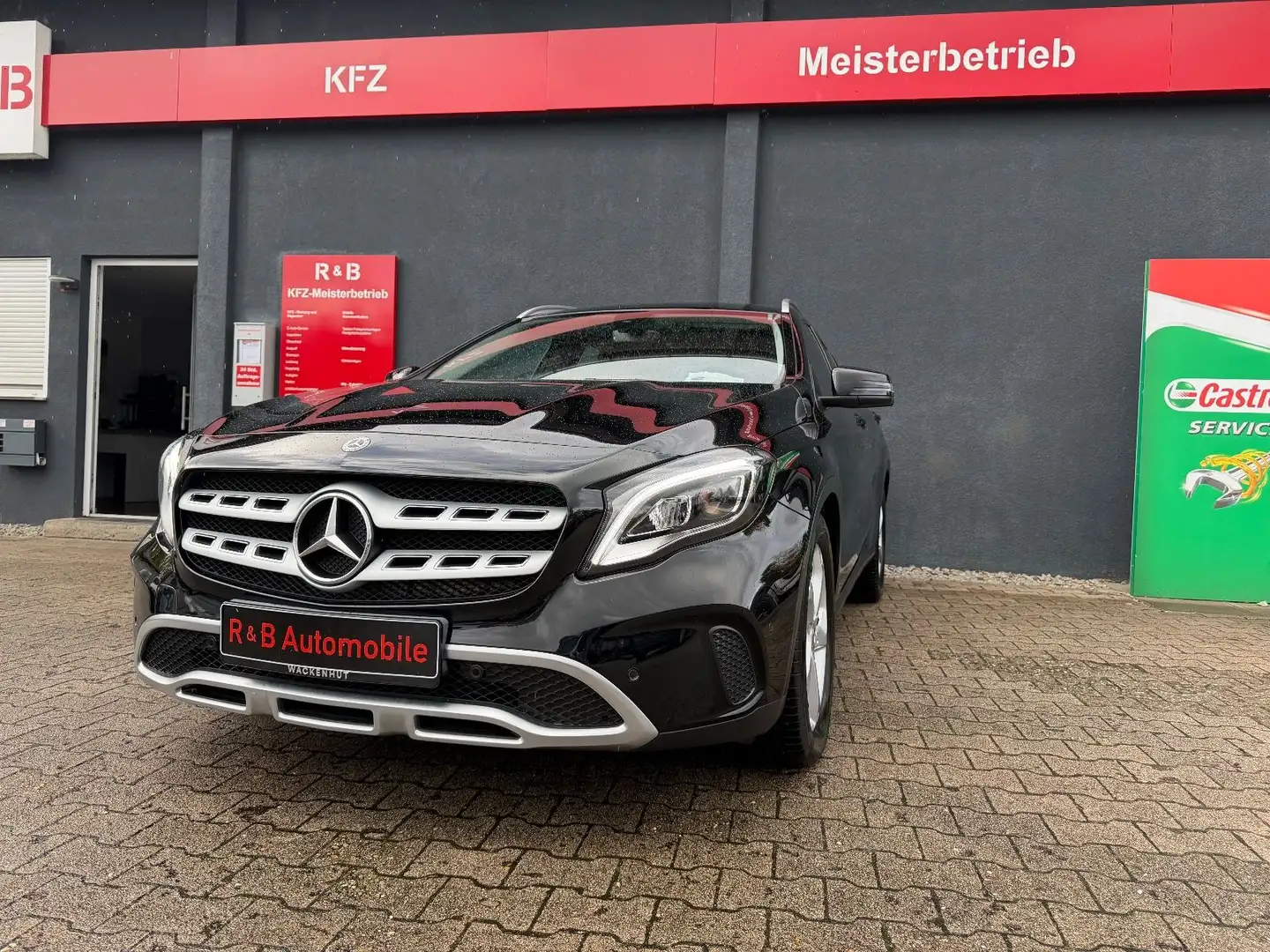Mercedes-Benz GLA 180 GLA -Klasse GLA 180*RFK*Led*Fahrassisten Schwarz - 1