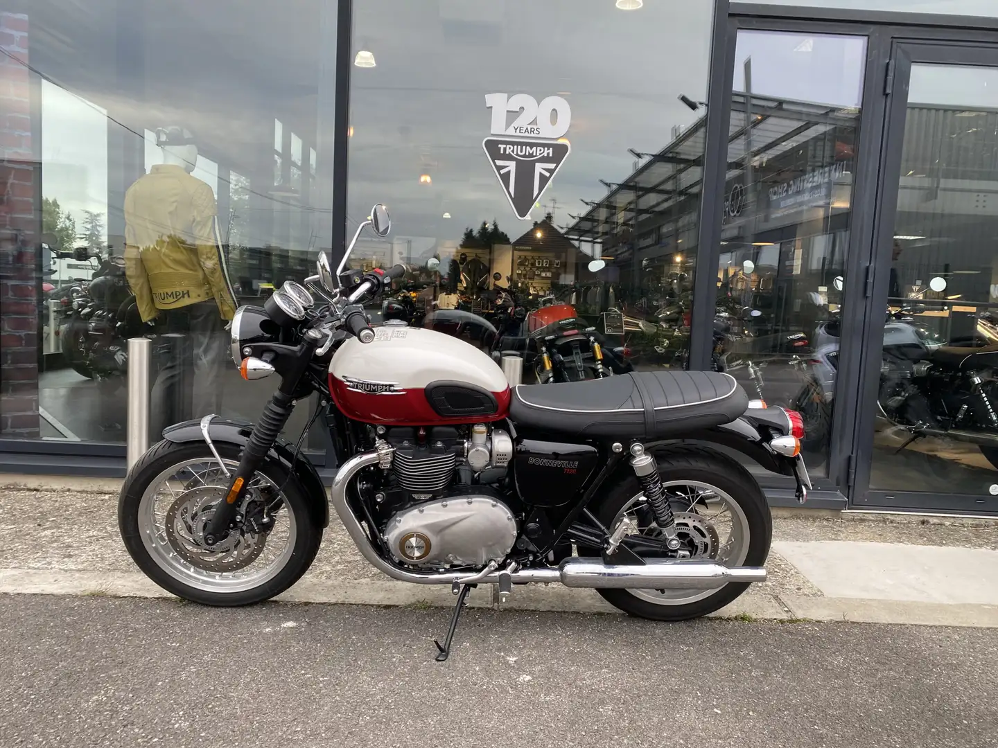 Triumph Bonneville T120 - 1
