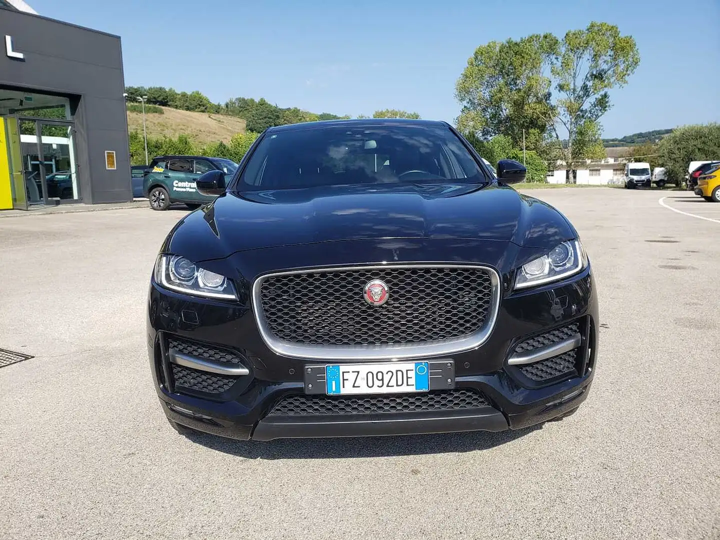 Jaguar F-Pace 2.0 D 180 CV AWD aut. R-Sport Nero - 2