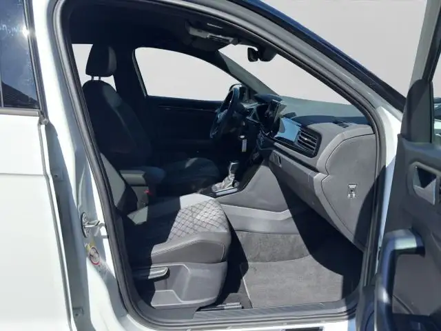 Volkswagen T-Roc view 4