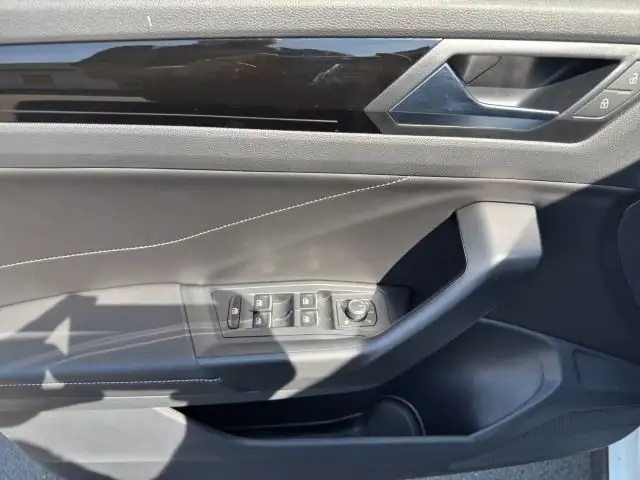 Volkswagen T-Roc view 8