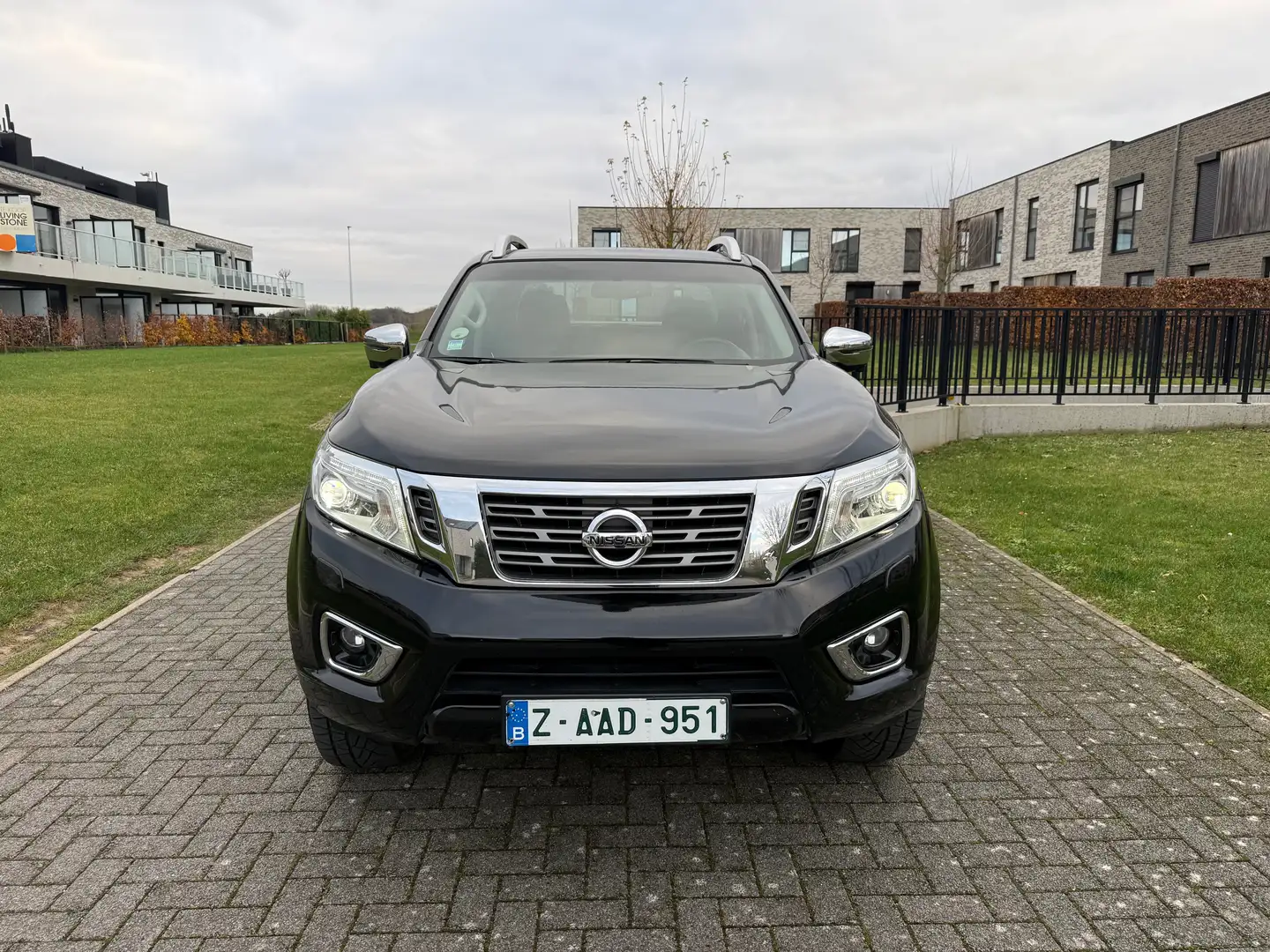 Nissan Navara Navara 2.3 dCi 4WD Tekna+ TVAC FULL OPTIONS Zwart - 2
