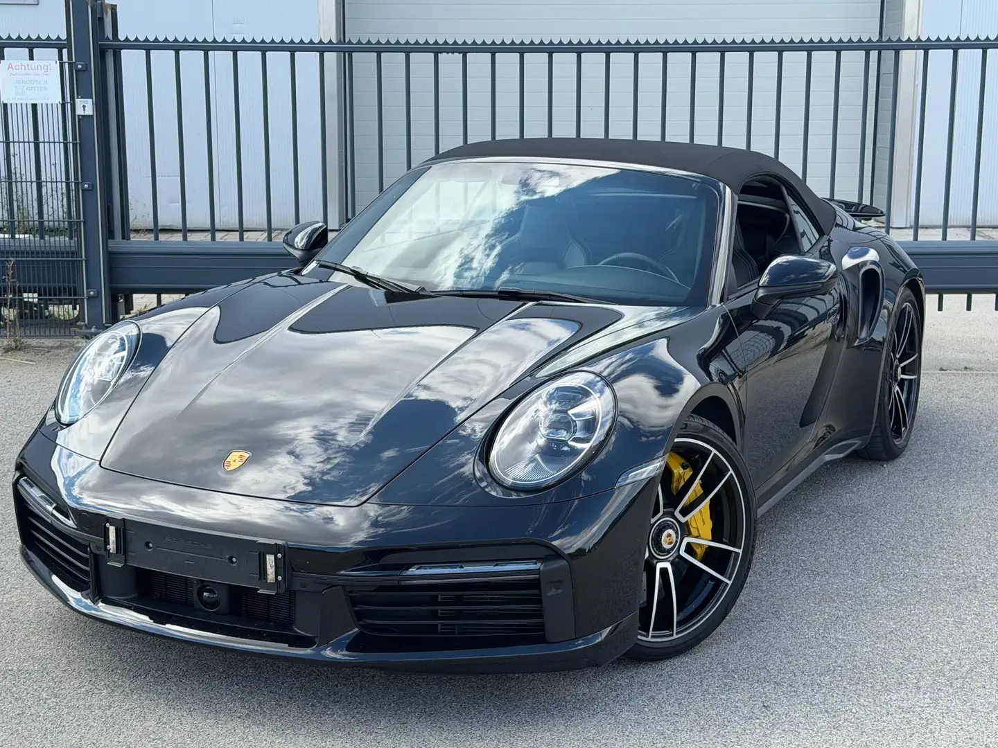 Porsche 992 911 Turbo S Cabrio PDK Turbo S Schwarz - 2