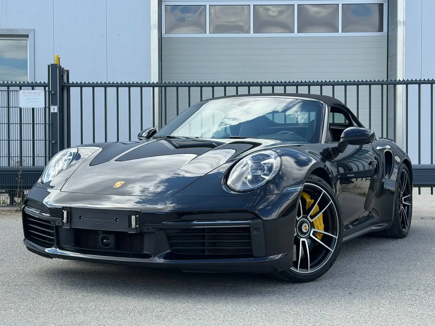 Porsche 992 911 Turbo S Cabrio PDK Turbo S Schwarz - 1