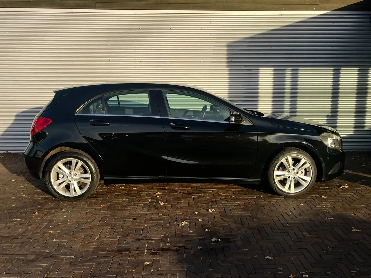 Mercedes-Benz A 180 Ambition automaat LAGE KM Zwart - 2