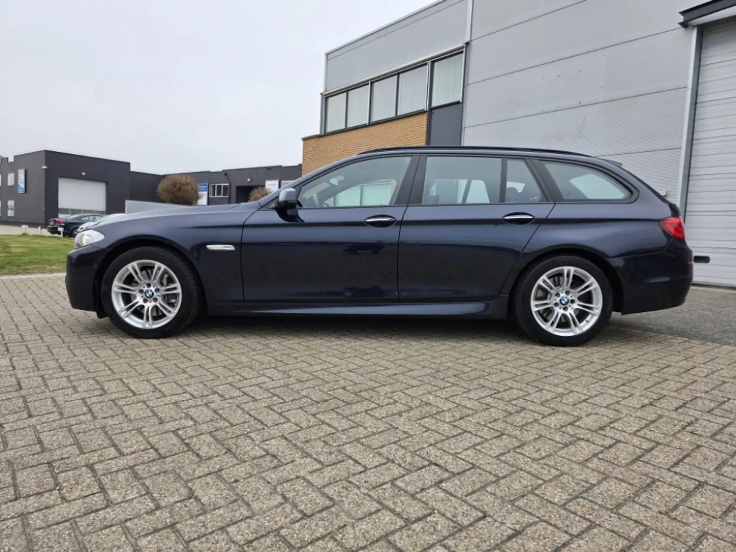 BMW 535 5-serie Touring 535xi High Executive NL-auto Deale Blauw - 2