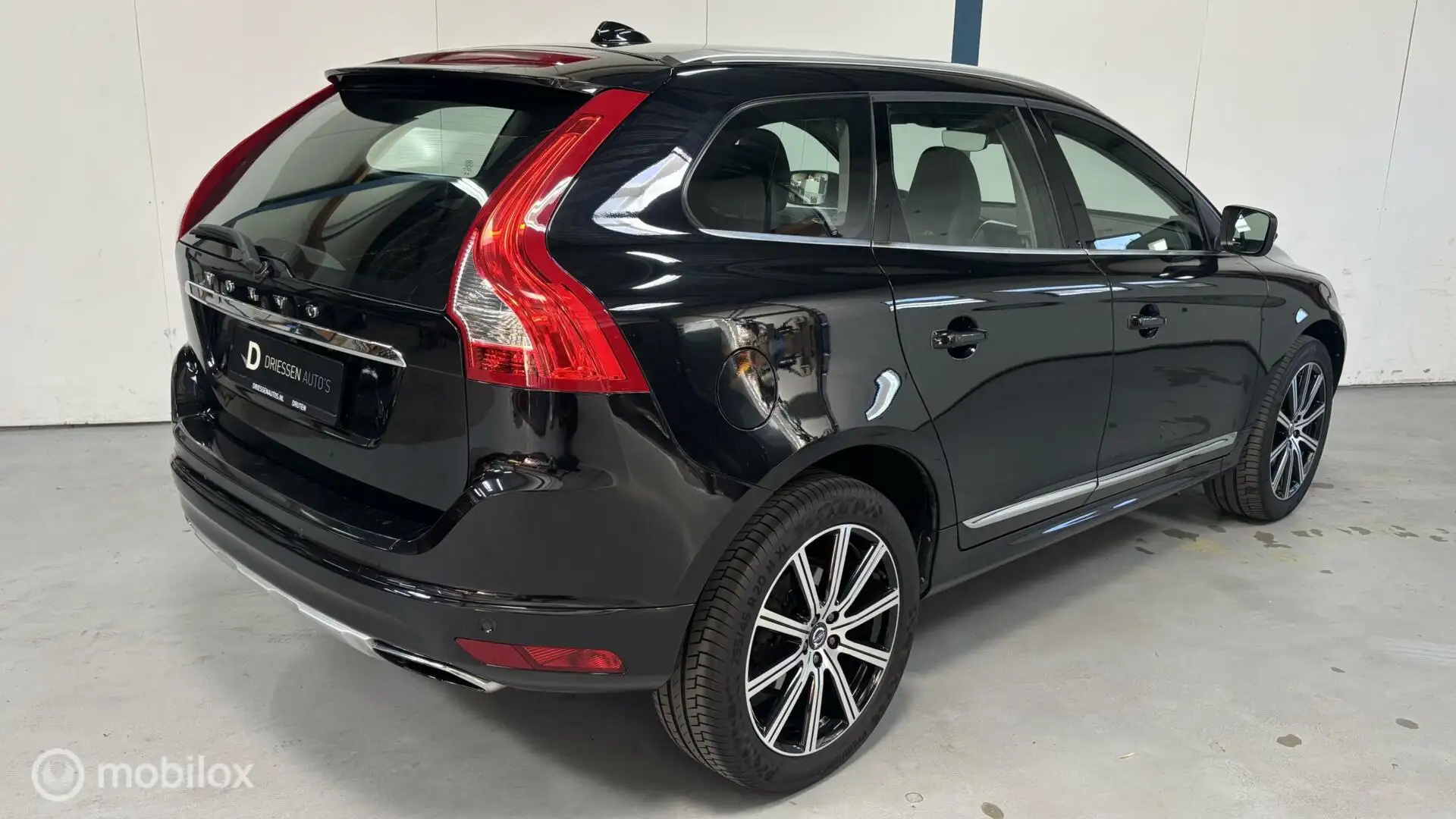 Volvo XC60 2.5T Summum 5-CILINDER/PANO/ACC/LEER Zwart - 2