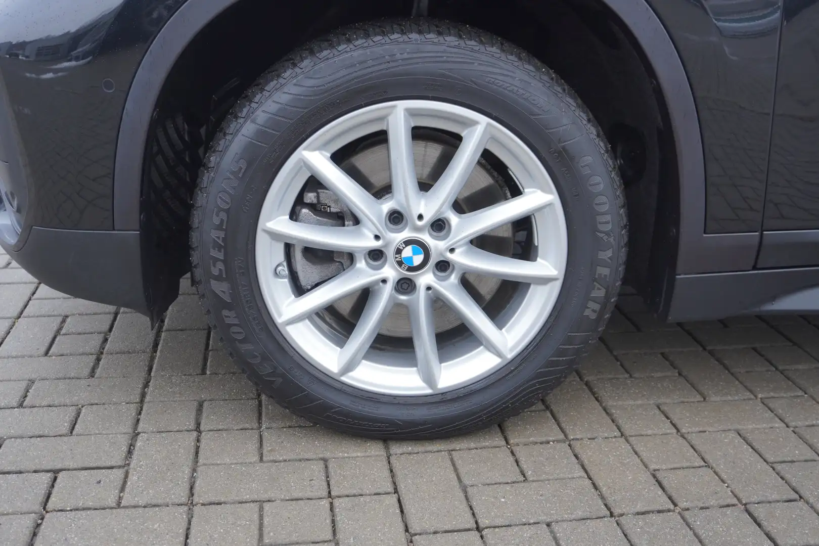 BMW X1 xDrive20i Automatik Allrad LED PDC autom. Heckklap Schwarz - 2