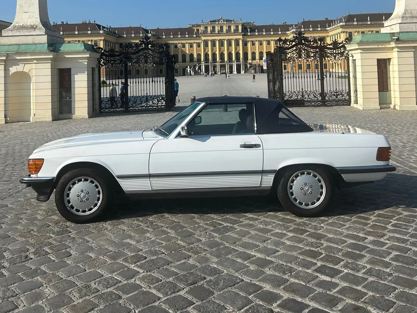 Mercedes-Benz SL 560 1987 White - 1