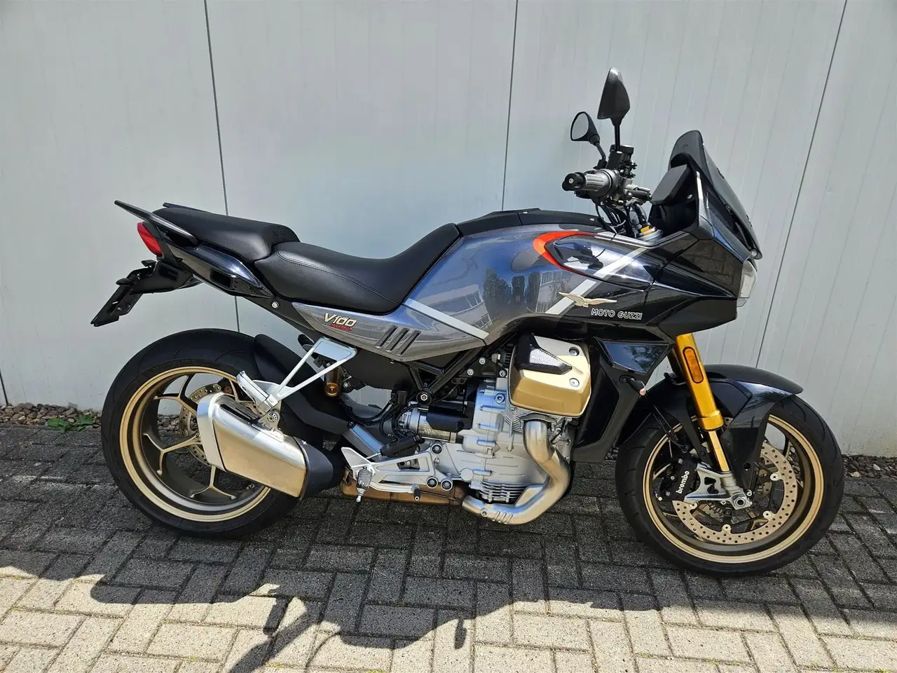 Moto Guzzi V 100