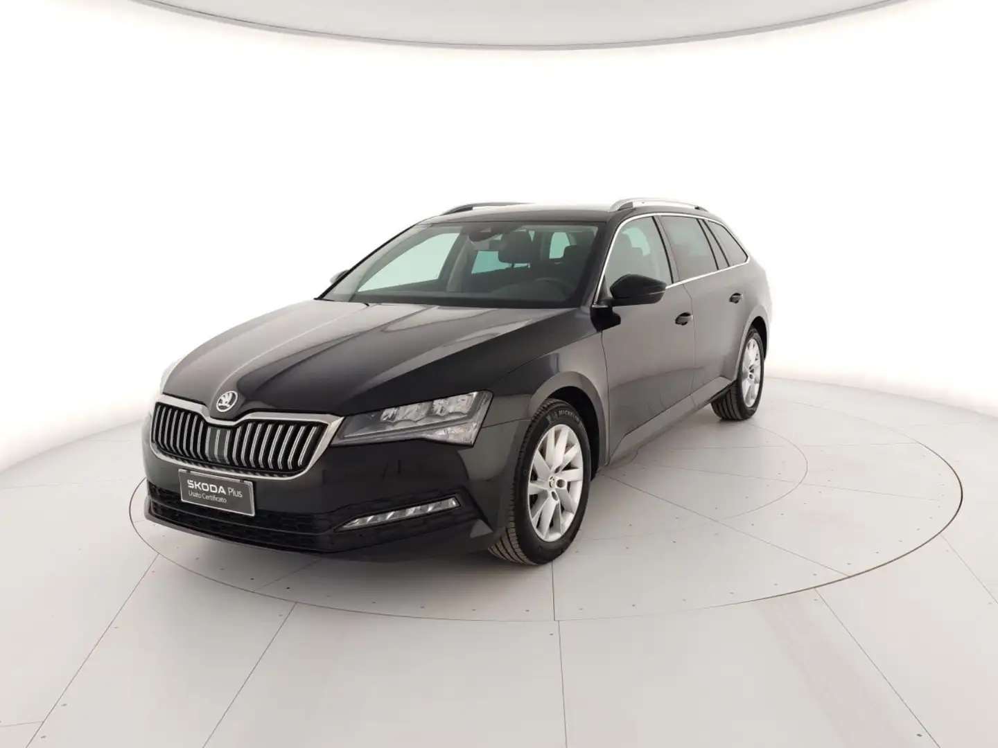 Skoda Superb 2.0 TDI EVO SCR DSG Wagon Executive Zwart - 1