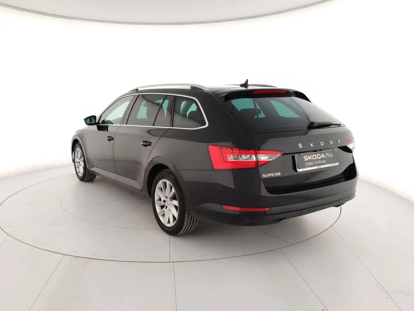 Skoda Superb 2.0 TDI EVO SCR DSG Wagon Executive Zwart - 2