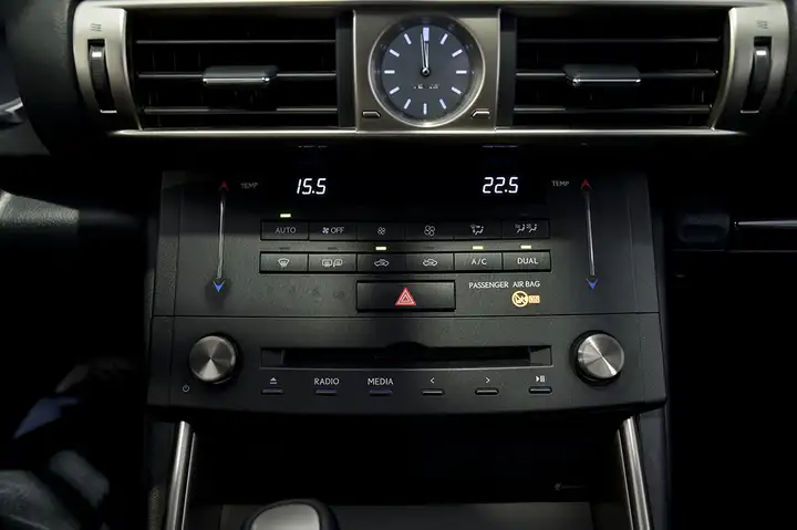 Lexus IS300 2016, foto 33