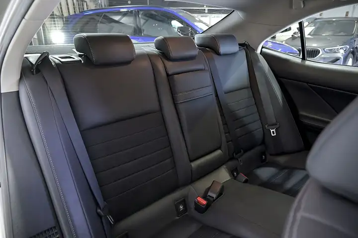 Lexus IS300 2016, foto 17