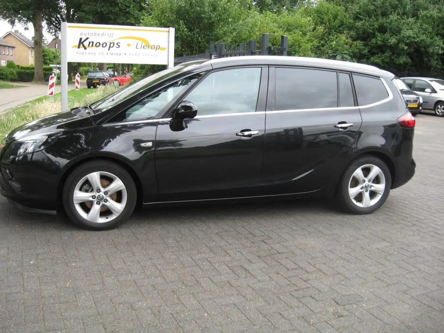 Opel Zafira Tourer 1.4 Cosmo rijklaar met garantie Zwart - 2