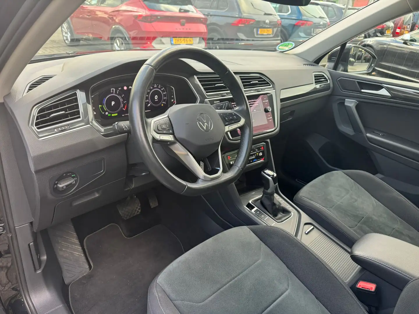 Volkswagen Tiguan 1.4 TSI eHybrid Business pano, virtual cockpit, cr Zwart - 2