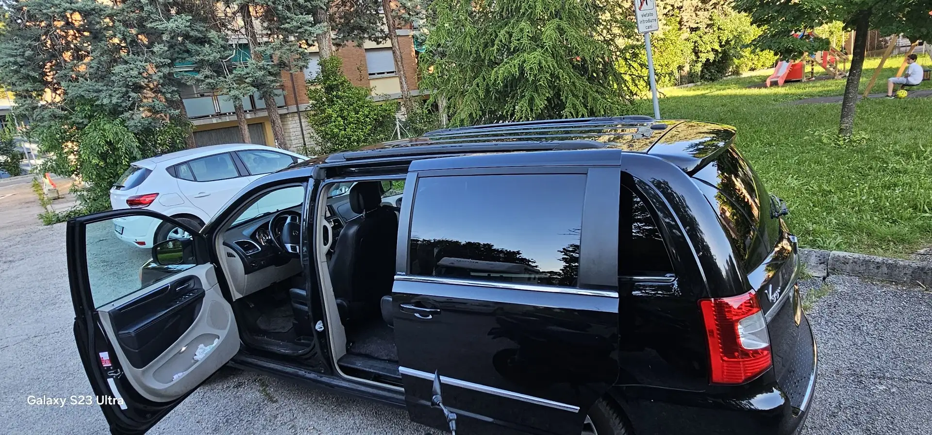 Lancia Voyager 2.8L nero 163cv auto - 1