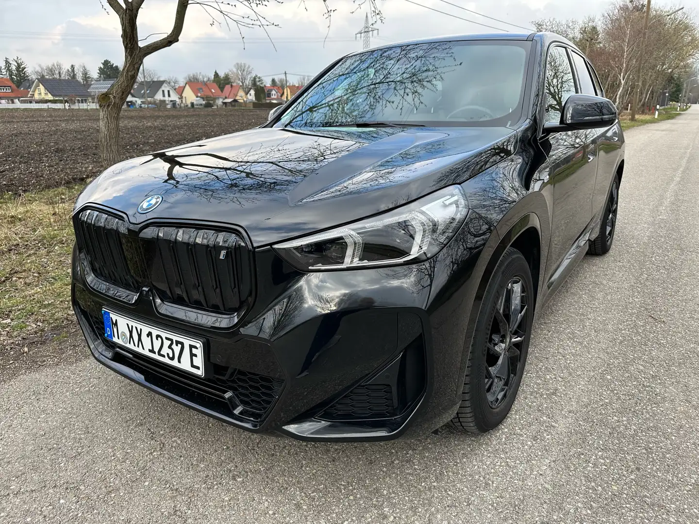 BMW iX1 xDrive30 M Sportpaket HuD, HiFi, Schwarz - 1