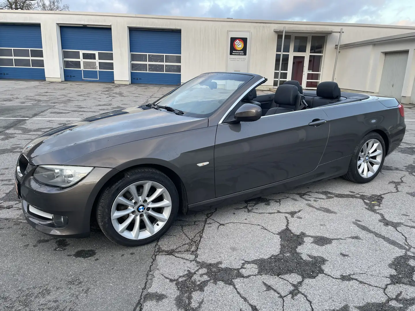 BMW 318 i Cabrio Facelift 2.Hand S-Heft Grau Top Gepflegt Marrone - 2