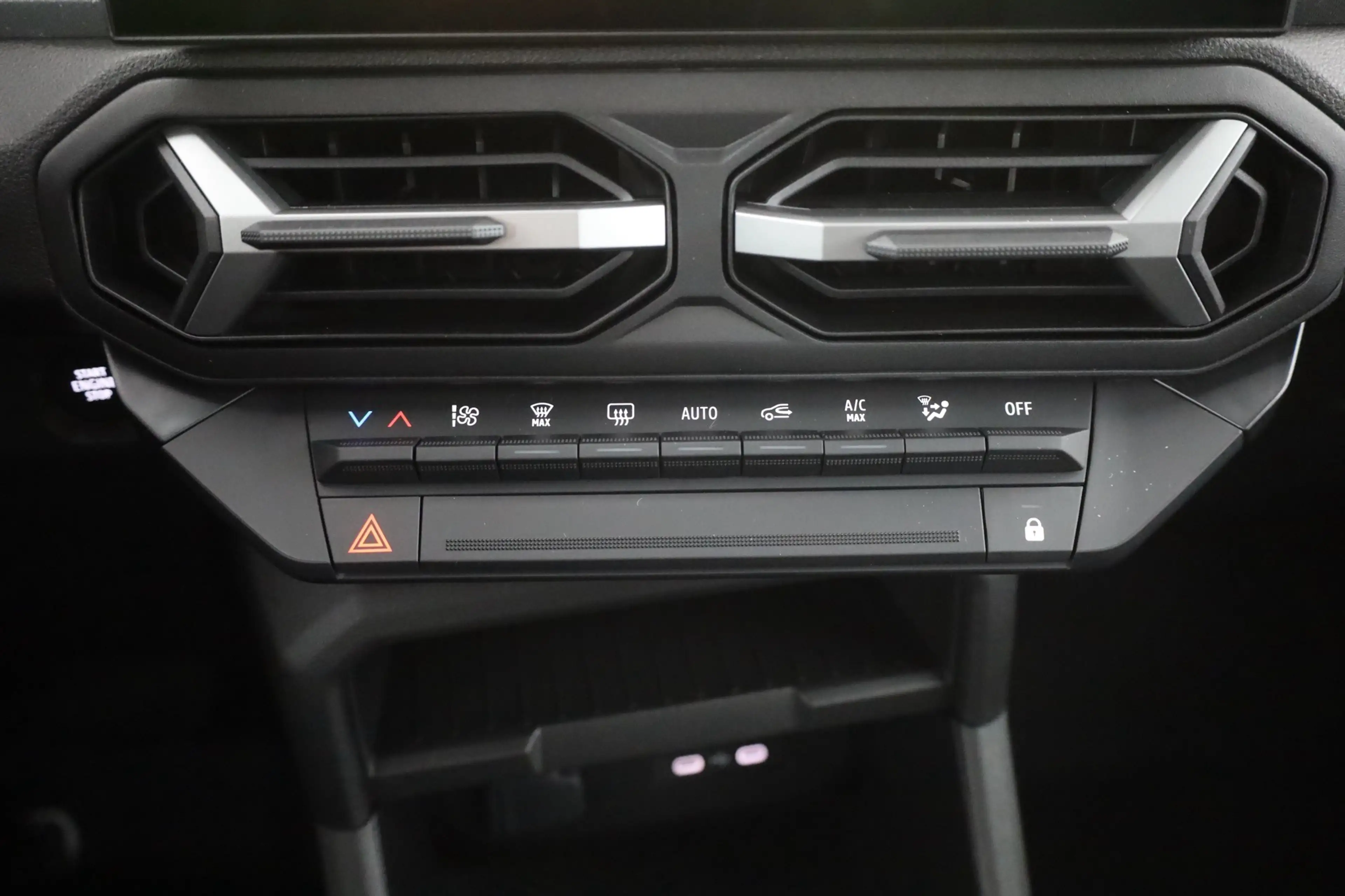 Dacia Duster Hybrid 155 Aut. LED ACC Navi — photo 14
