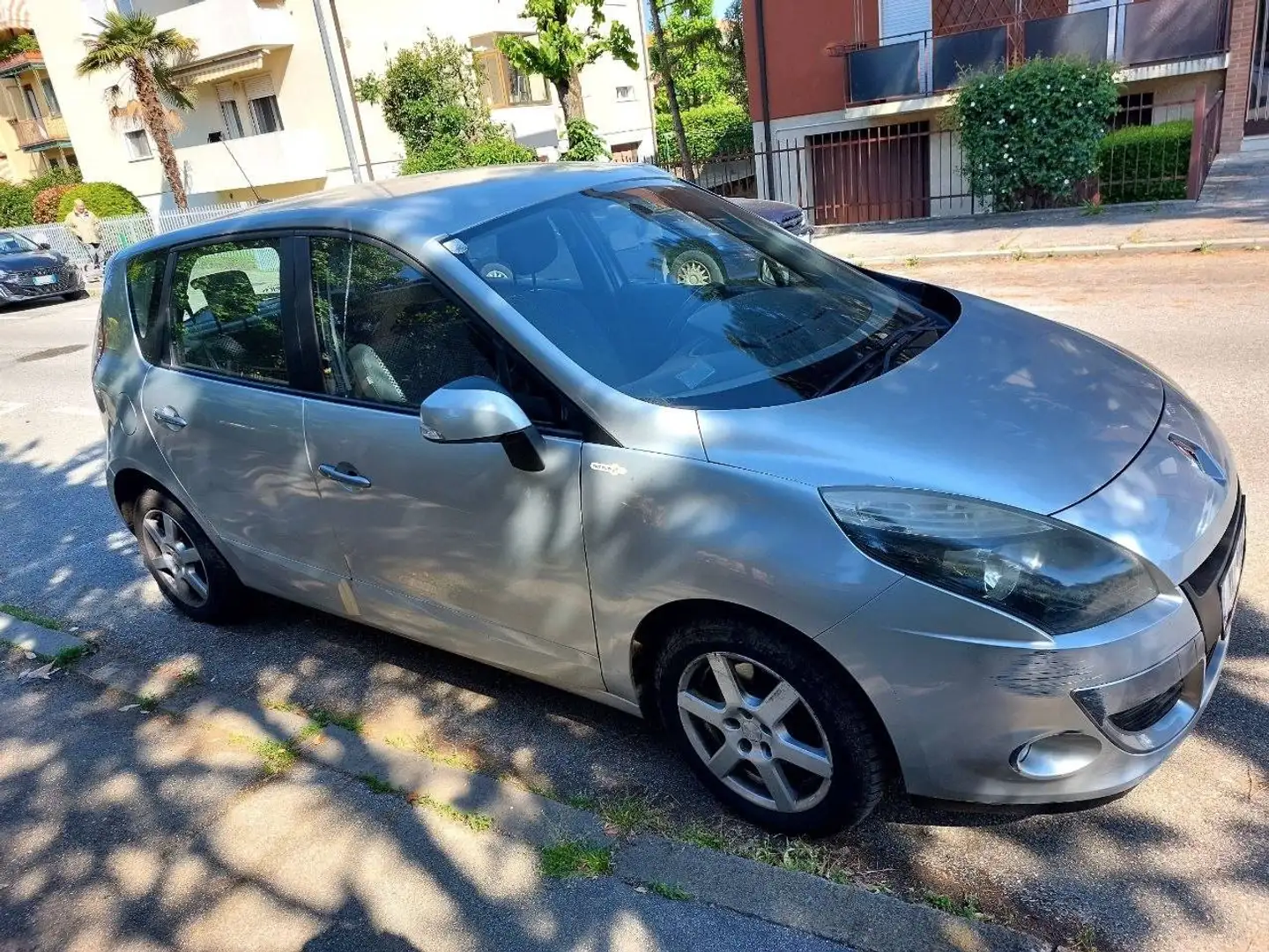 Renault Scenic Scénic RT 1,9 dCi Silber - 1