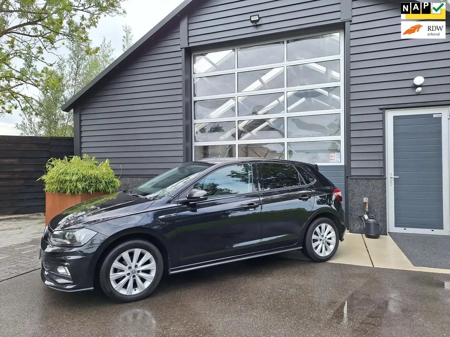 Volkswagen Polo 1.0 TSI Highline R-Line, Executive-Pakket, Adap. C Zwart - 1