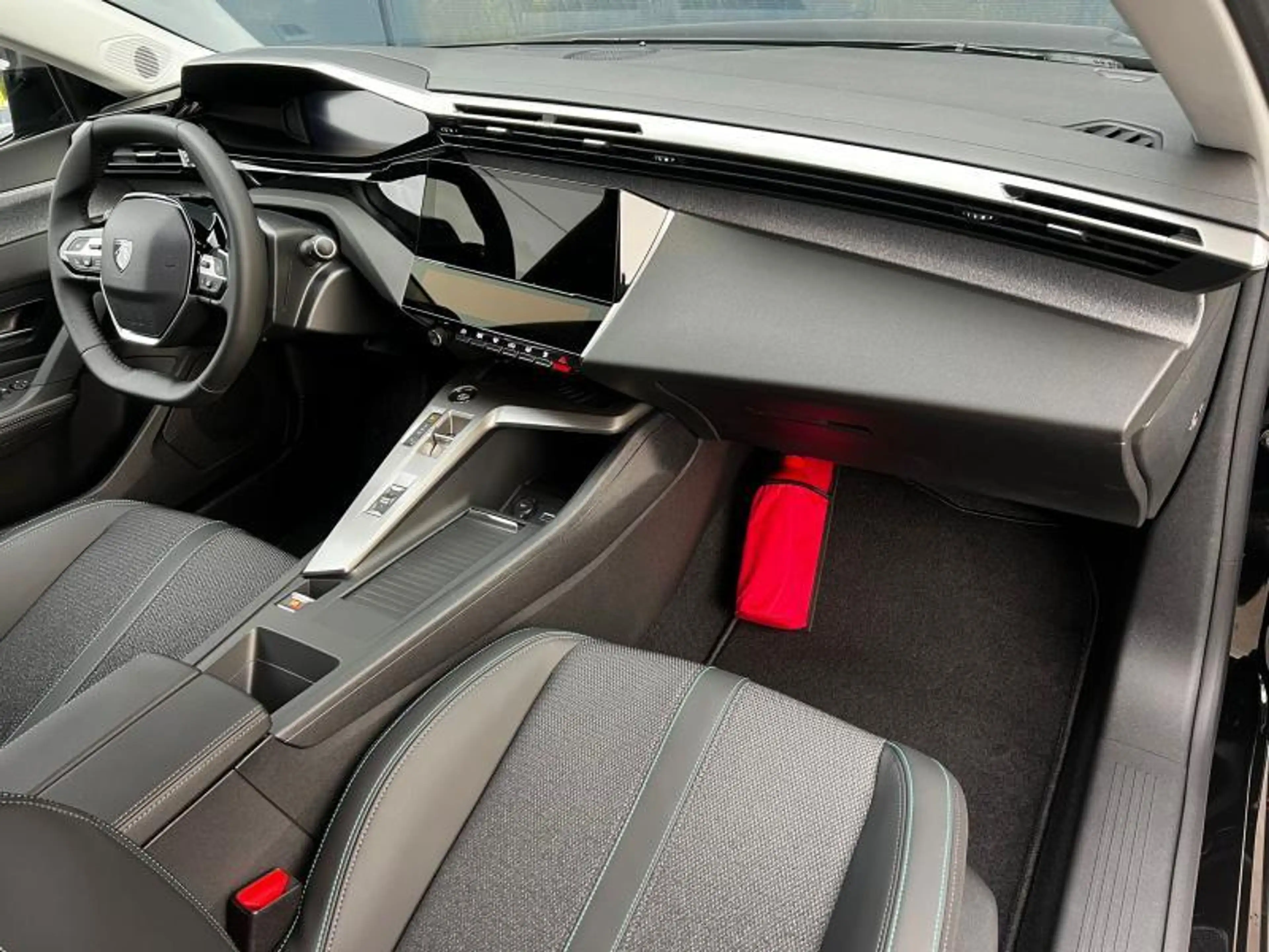 Peugeot 308 Allure / EAT8 / SW / 1.5 BlueHDi — photo 2