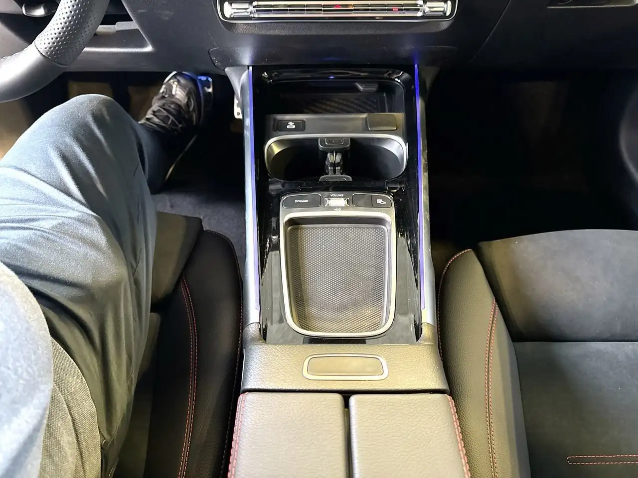 Mercedes-Benz GLB снимка Mercedes-Benz GLB