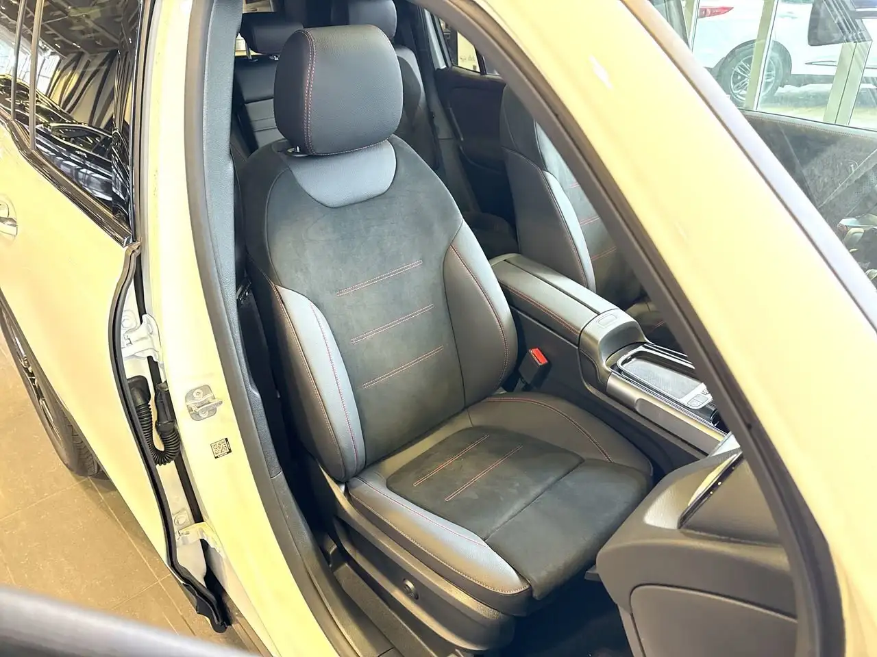 Mercedes-Benz GLB снимка Mercedes-Benz GLB