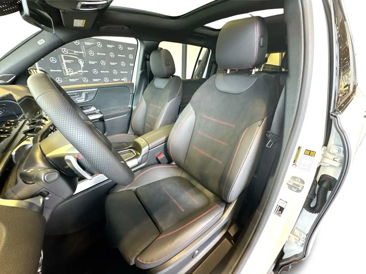 Mercedes-Benz GLB снимка Mercedes-Benz GLB