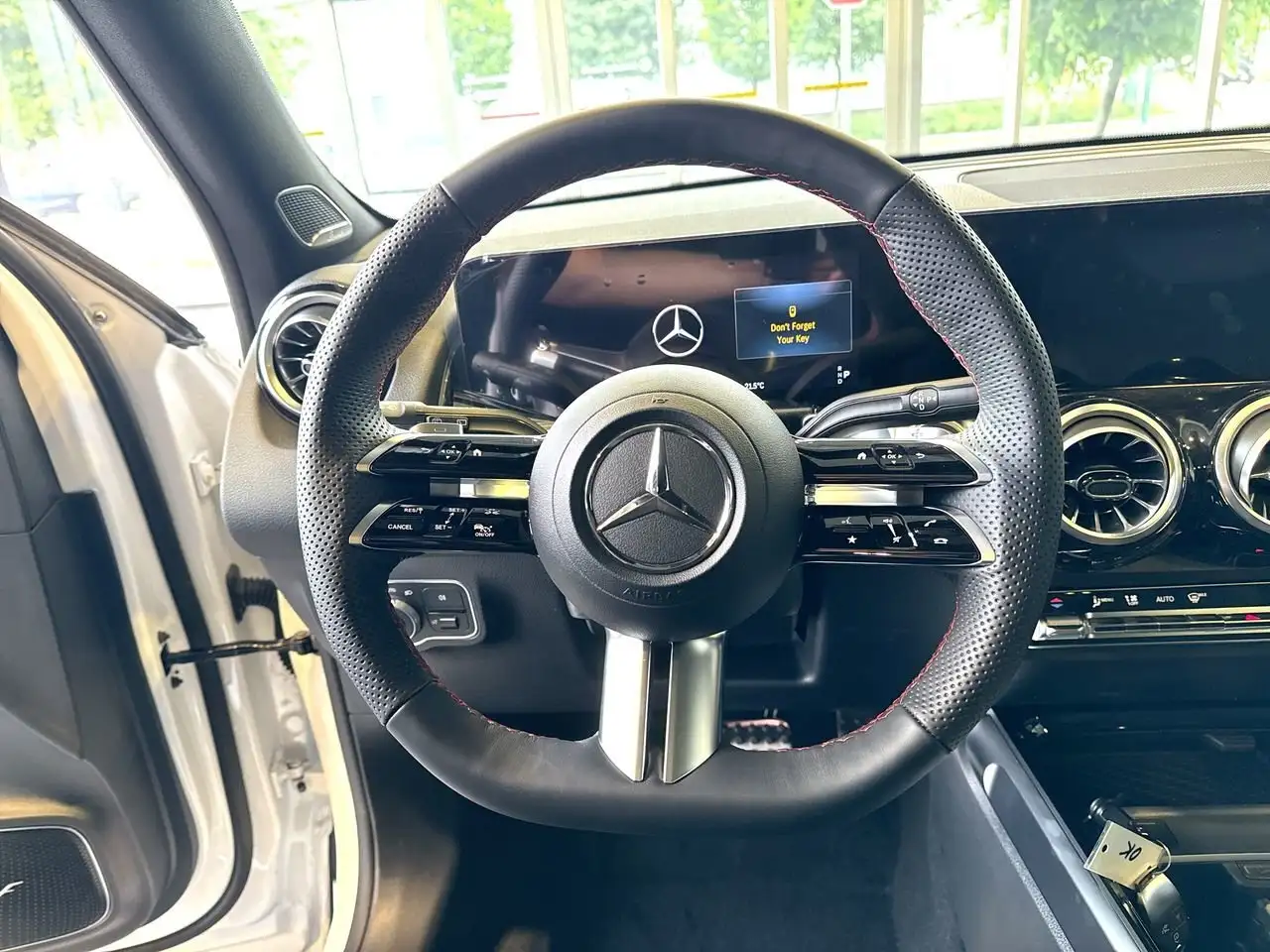 Mercedes-Benz GLB снимка Mercedes-Benz GLB