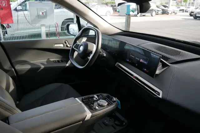 BMW iX xDrive50 *M-Sport/AHK/Laserlicht/360°/DA-Prof./Innovations Paket* Ansicht 32