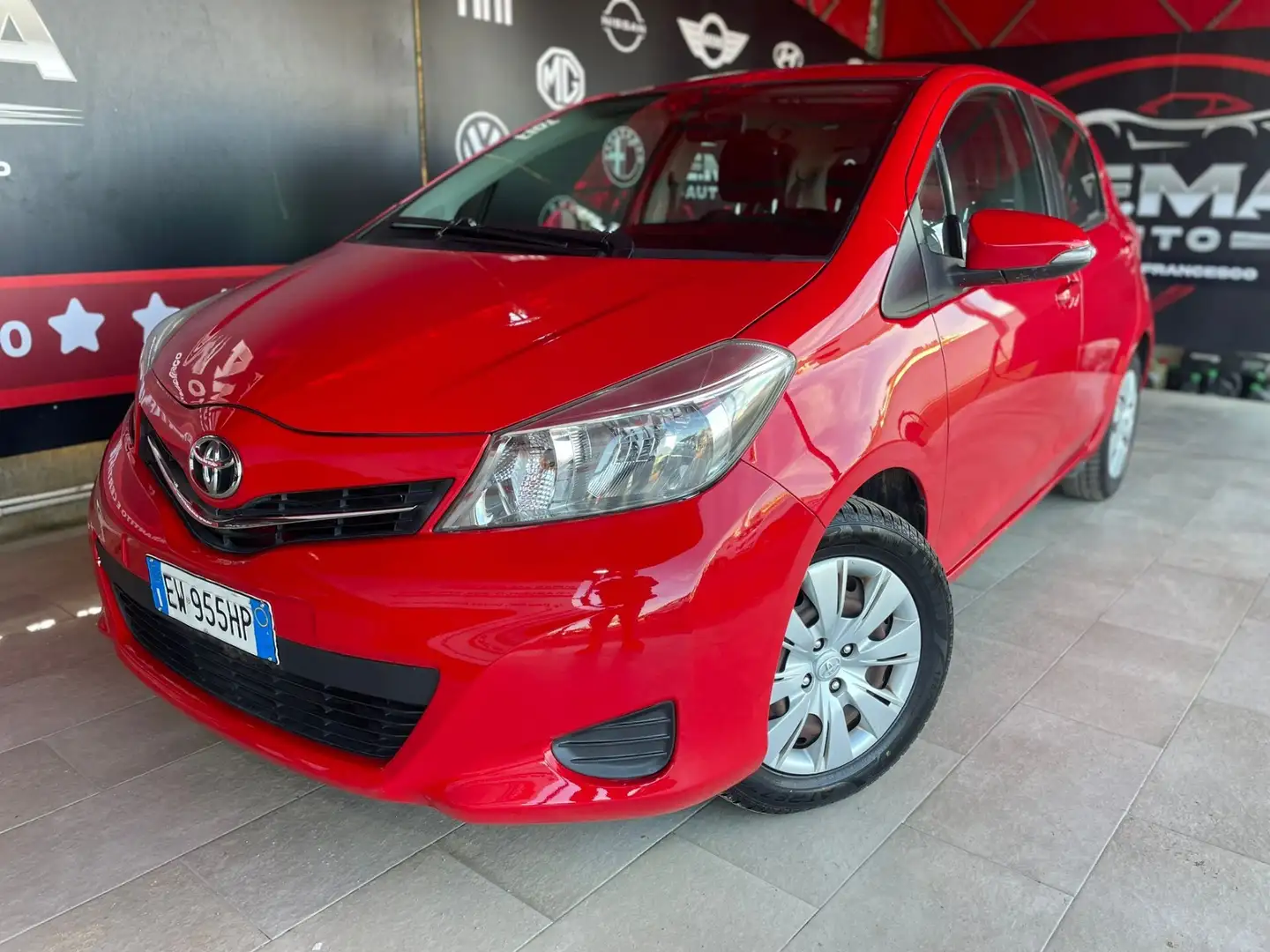 Toyota Yaris 1.0 5 porte Lounge Rosso - 2
