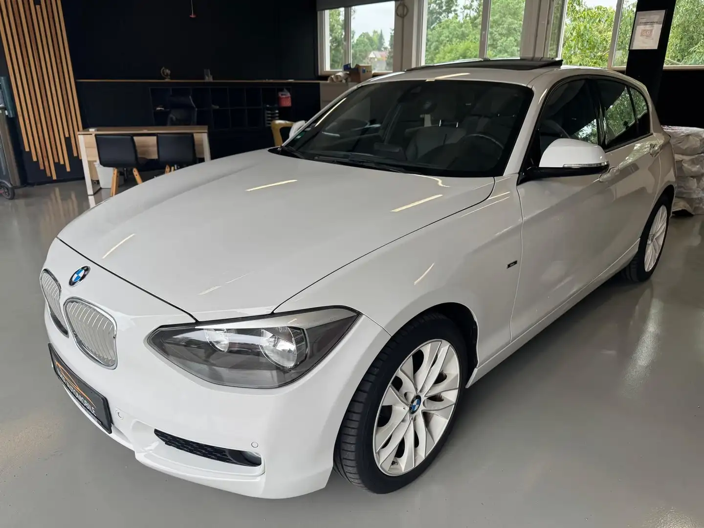 BMW 116 I  SCHIEBEDACH SHZ PDC KLIMA Weiß - 1